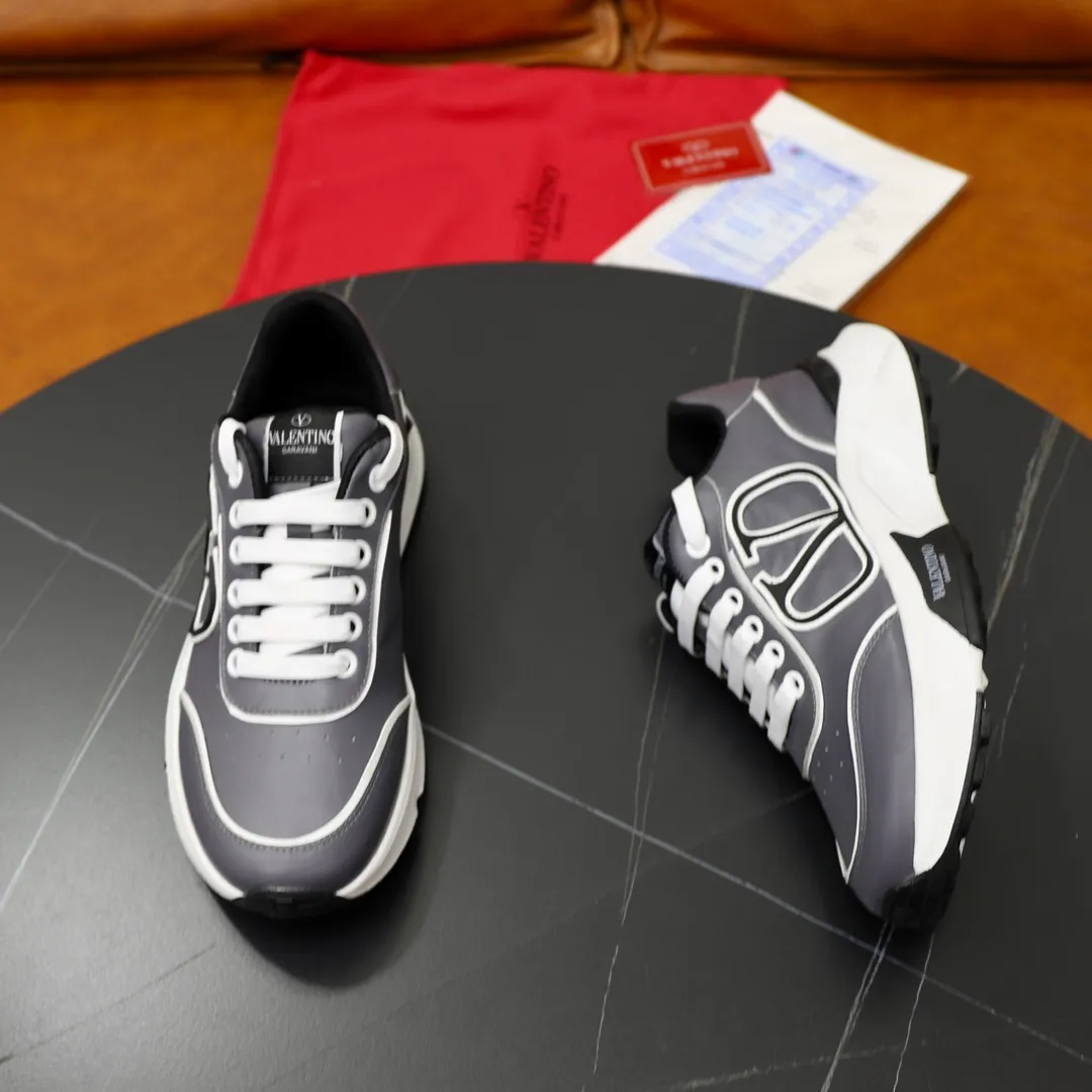 Ex-factory price: 460💰VALENTINO/Valentino 2025 men's latest low-top thick-soled sports shoes are shipped. Heavy-duty craftsmanship, men's fine casual sports shoes, versatile style. Original leather, rubber lines embellished with geometric segmented uppers, hand-stitched, novel and fashionable, rubber soles with rivet details on the front and back, VALENTINO GARAVANI LOGO printed on the side, and Valentino Garavani decorative inlays on the tongue. Logo, comfortable, breathable and durable on the feet! Comes with full original packaging! Code number: 38-39-40-41-42-43-44 (45 can be customized)
